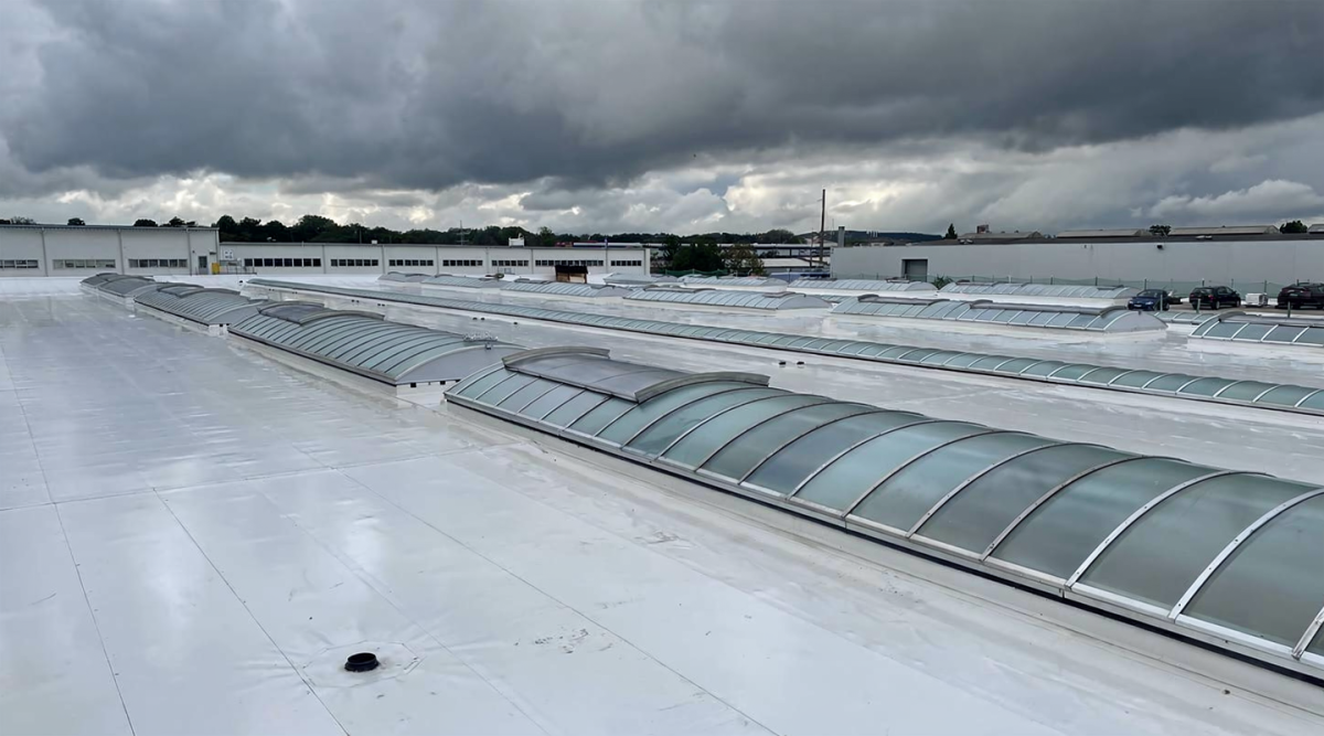 Lichtbänder auf einem Industrie-Flachdach