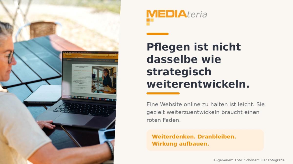 Eine Person arbeitet an einem Laptop und befasst sich strategisch mit Website-Pflege.