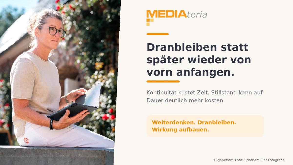 Eine Frau arbeitet an einer Website und bleibt dran, um kontinuierlich weiterzuentwickeln.