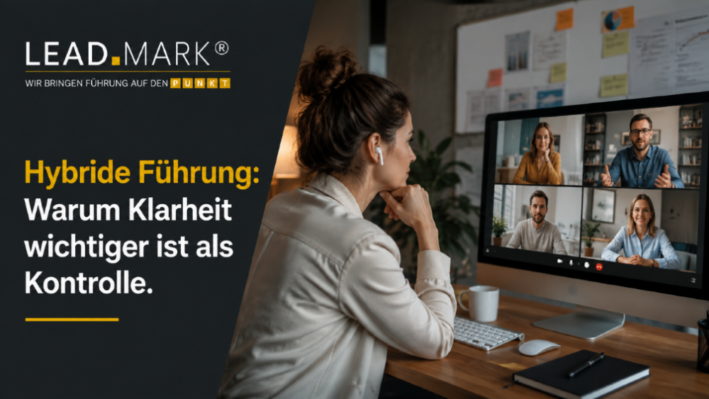 Hybride Führung: Mitarbeiterin im Homeoffice während eines virtuellen Meetings.