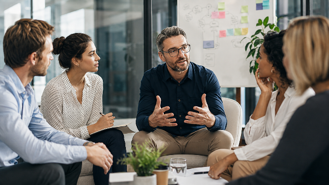 Teammeeting, in dem ehrliches Feedback in Führungsteams besprochen wird.