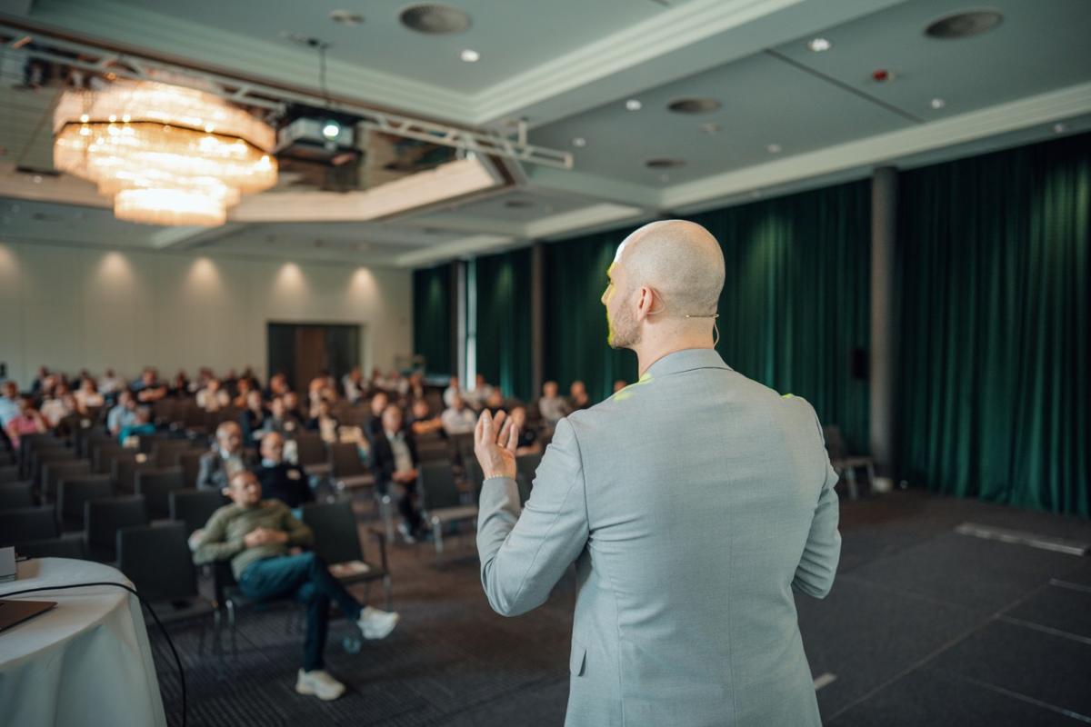 Michael Bendl während des Vortrags auf dem D-A-CH Kongress 2025 des WKSB Handwerks in Wiesbaden
