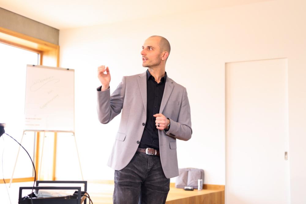 Michael Bendl beim Vortrag bei der Graber GmbH