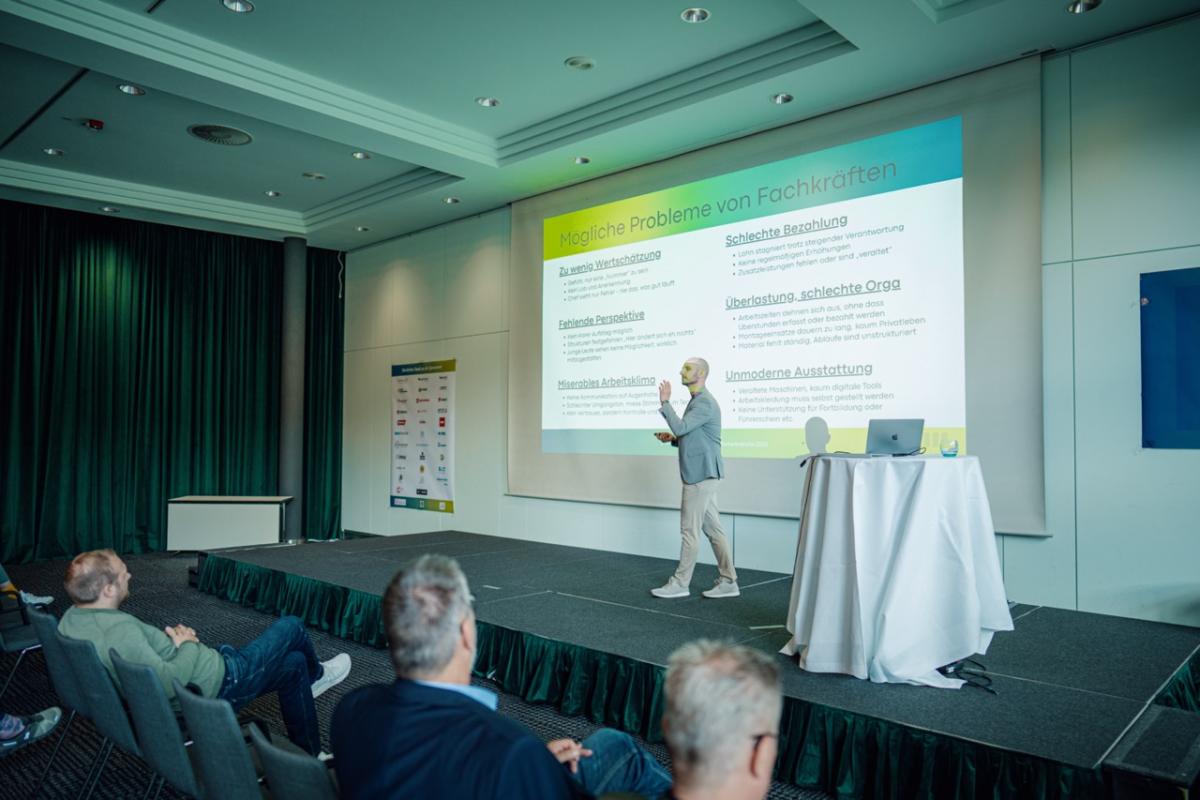 Michael Bendl hält Vortrag zur Wechselwilligkeit von Handwerkern – Expertentipps zur Mitarbeitergewinnung Handwerk.