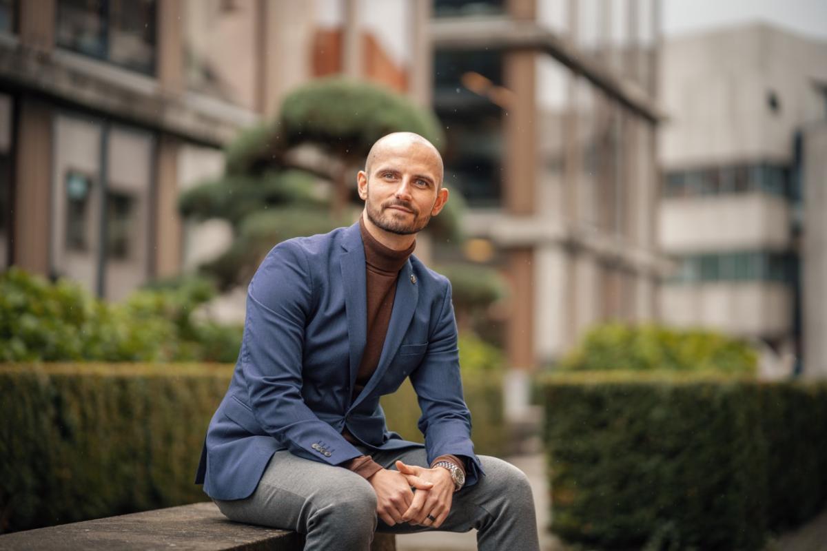 Michael Bendl mit handwerklichem Hintergrund im Familienbetrieb – Erfahrung im Elektrohandwerk prägt seine Strategien zur Mitarbeitergewinnung im Handwerk.