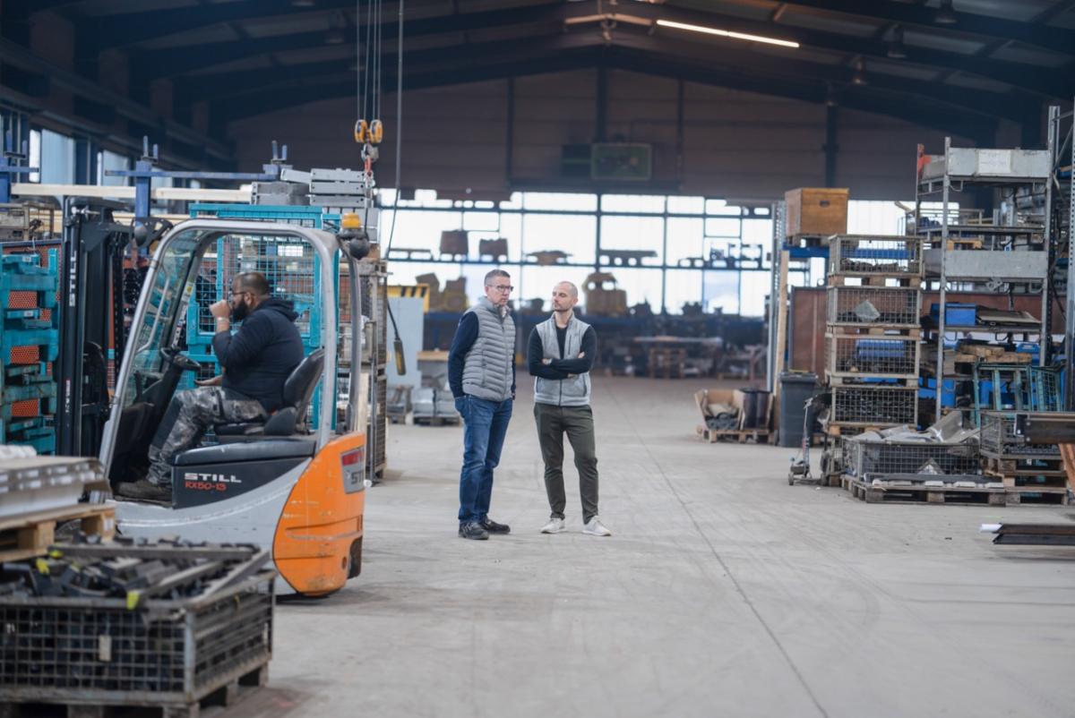 Strategien zur Mitarbeitergewinnung Handwerk in der Praxis – Michael Bendl berät Kunden in der Produktionshalle eines Metallbaubetriebs&nbsp;