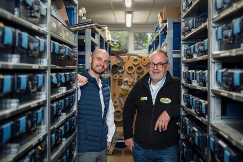 Michael Bendl mit Kunden im Lager – praxisnahe Lösungen für Mitarbeitergewinnung Handwerk