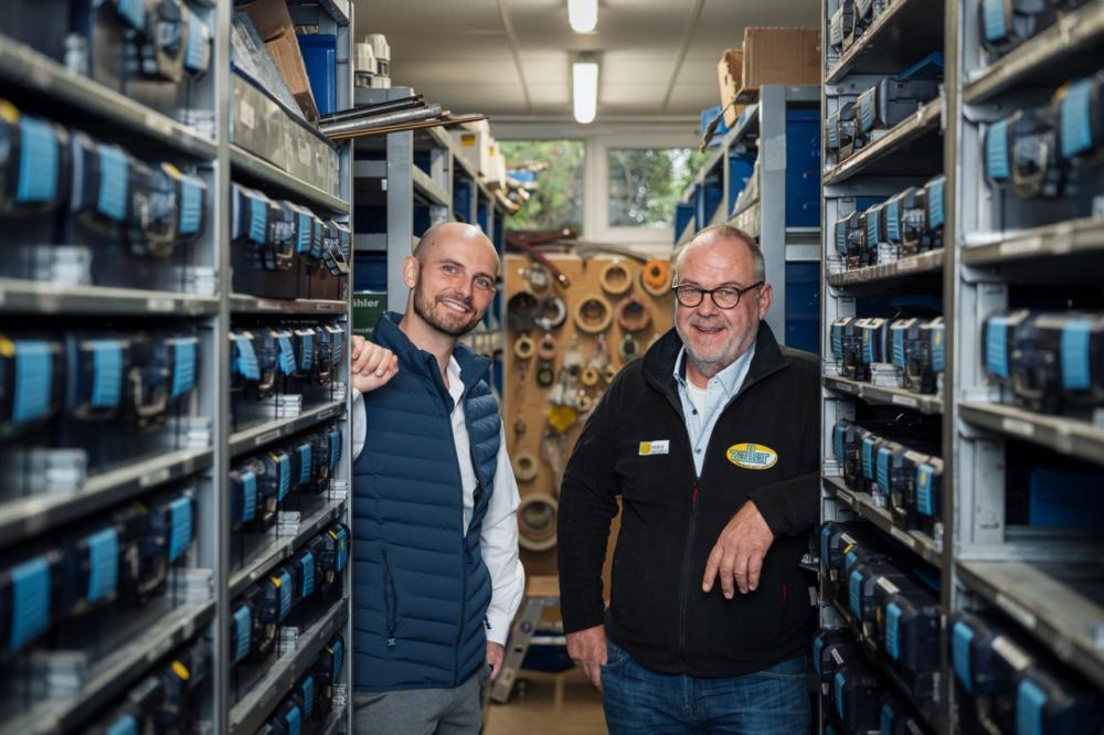 Michael Bendl mit Kunden im Lager – praxisnahe Lösungen für Mitarbeitergewinnung Handwerk
