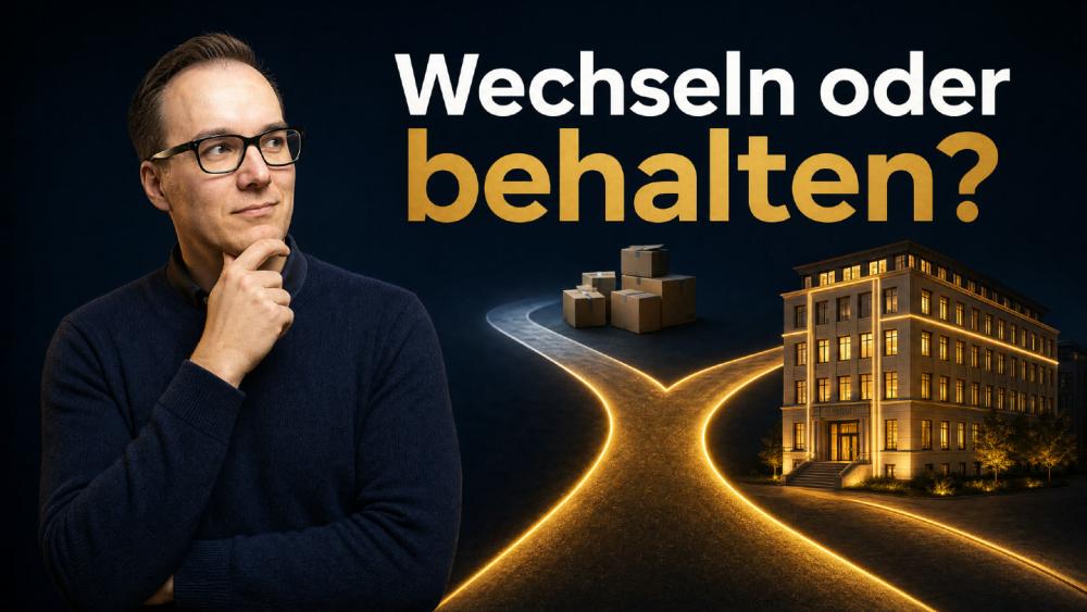 Mann denkt nach über Kanzlei-Software wechseln oder behalten an einer Straßenkreuzung.