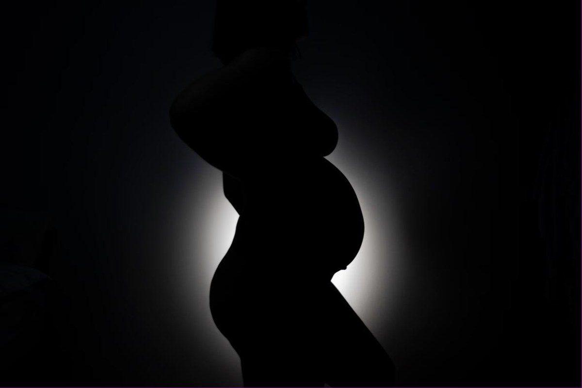 Silhouette einer schwangeren Frau im Gegenlicht zum Thema Schwangerschaftsfetisch verstehen.
