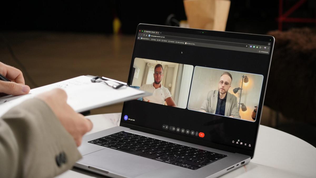 Cybersex-Sucht: Eine Person führt am Laptop ein Videogespräch mit zwei Fachleuten.