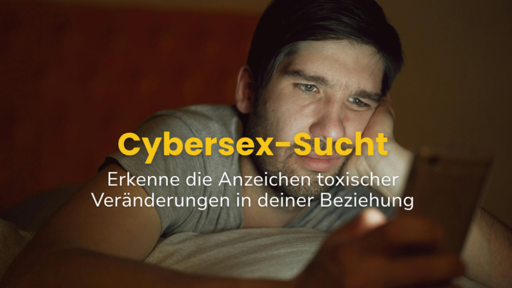 Ein Mann liegt nachts im Bett und schaut auf sein Smartphone – Cybersex-Sucht kann Nähe in der Beziehung belasten.