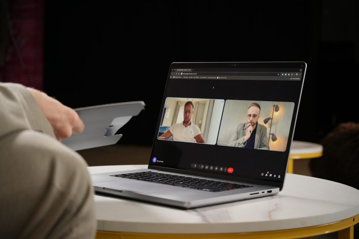 Eine digitale Sprechstunde am Laptop, um Pornos loszuwerden.