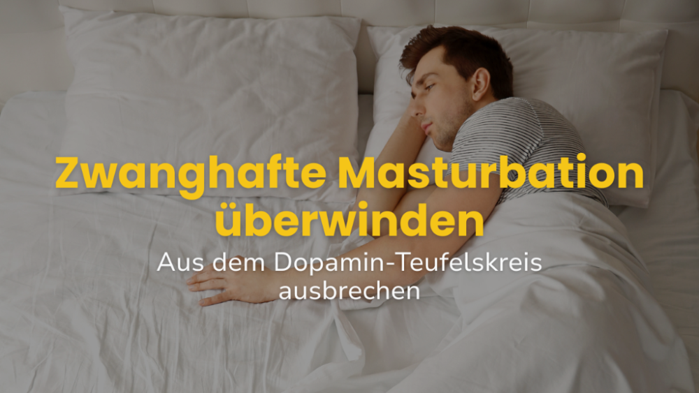 Ein schlafender Mann im Bett, umgeben von weißen Bettwaren, der das Thema 'Zwanghafte Masturbation überwinden' repräsentiert.