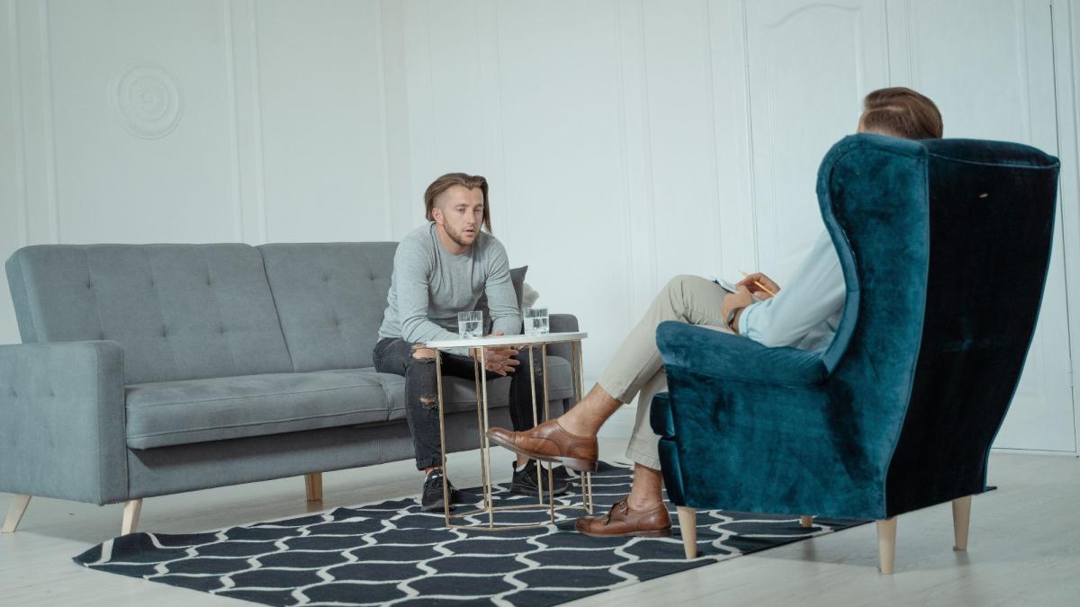 Therapiesitzung zur Selbsthilfe bei Sexsucht, mit Klienten und Therapeut.