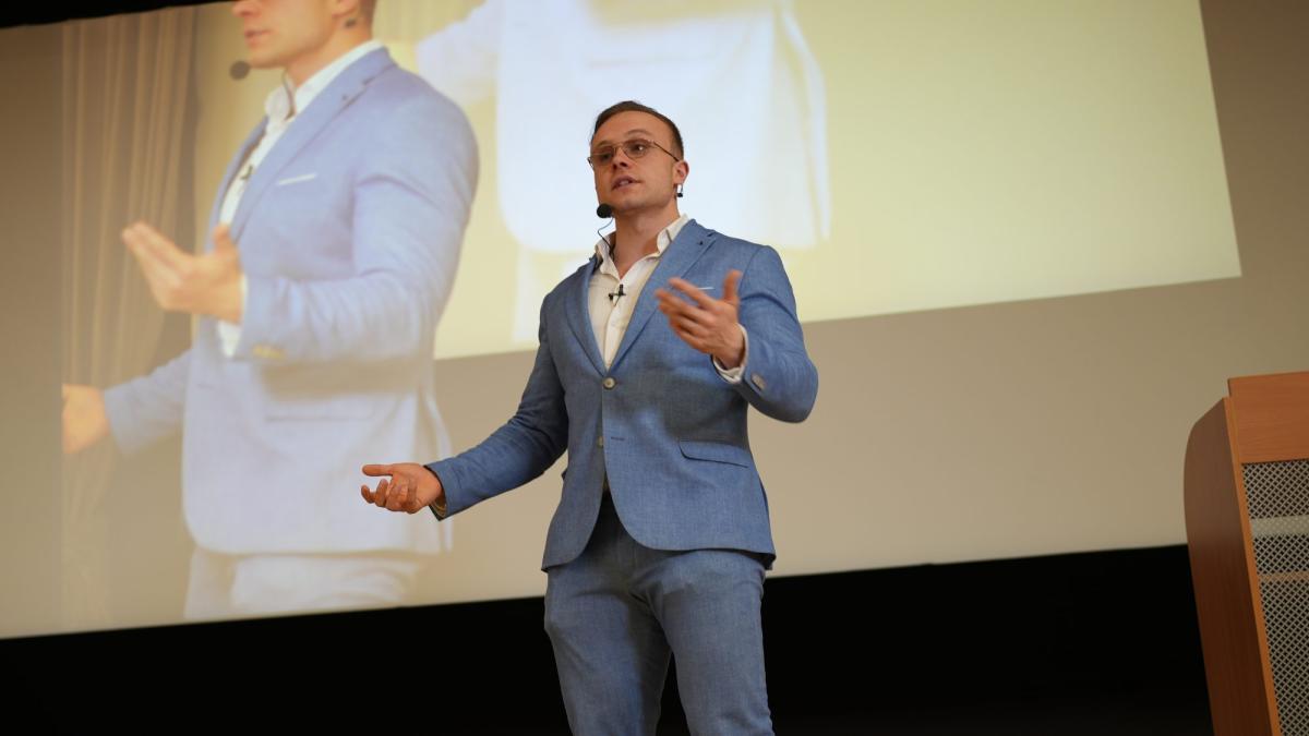 Sobald die emotionale Quelle von Gefühlen wie Sicherheit, Geborgenheit usw. in dir selbst liegt, wird das Verlangen nach pornographischen Inhalten und toxischen Beziehungen sehr stark absinken.