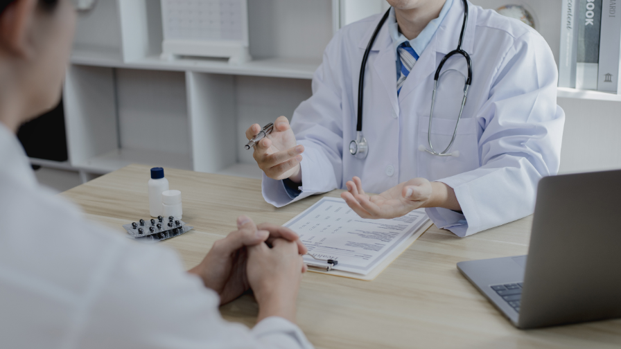 Ein Arzt erklärt einem Patient im Gespräch, wie man den Findom-Fetisch loswerden kann.