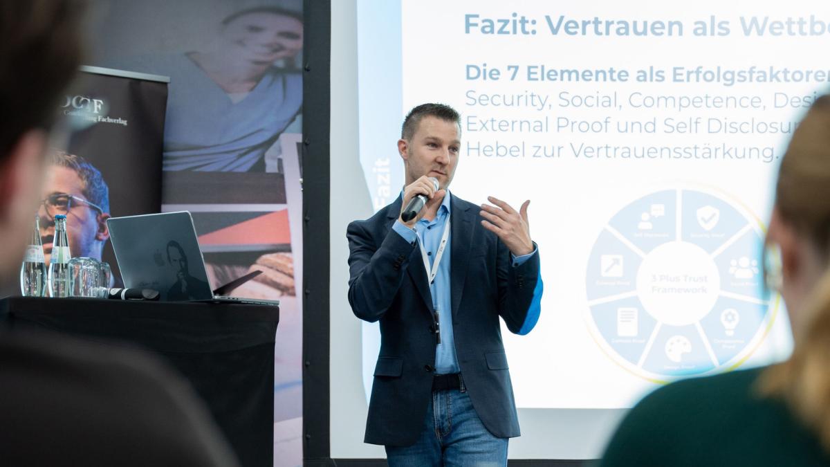 Marco Schröder während seines Vortrags beim PR-Day in Koblenz.