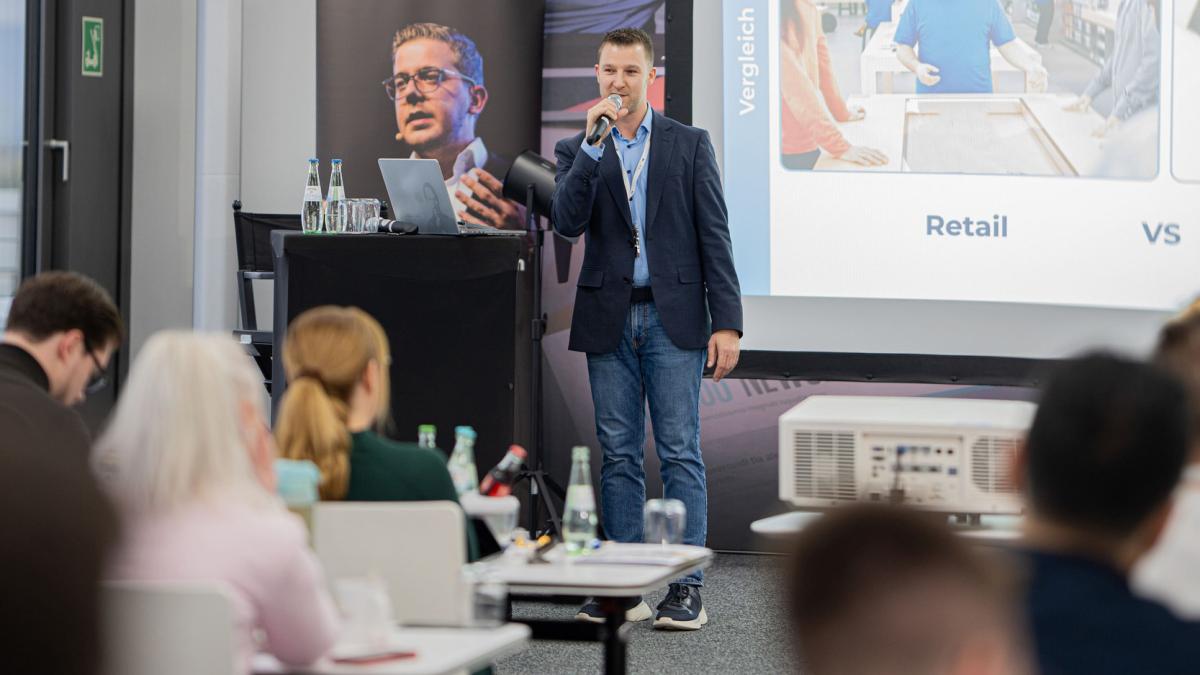 Marco Schröder spricht über die Unterschiede in der Vertrauensbildung offline und online.