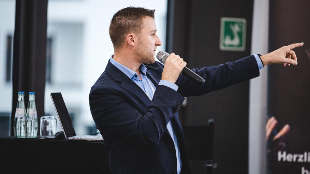 Marco Schröder erklärte beim PR-Day, warum Vertrauen online der Schlüssel zum Erfolg ist.