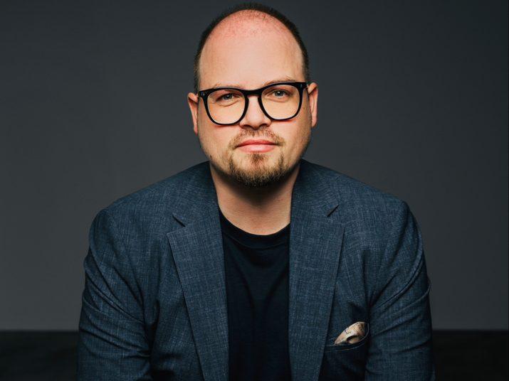 Portrait eines Unternehmers, der über mehr Umsatz spricht.