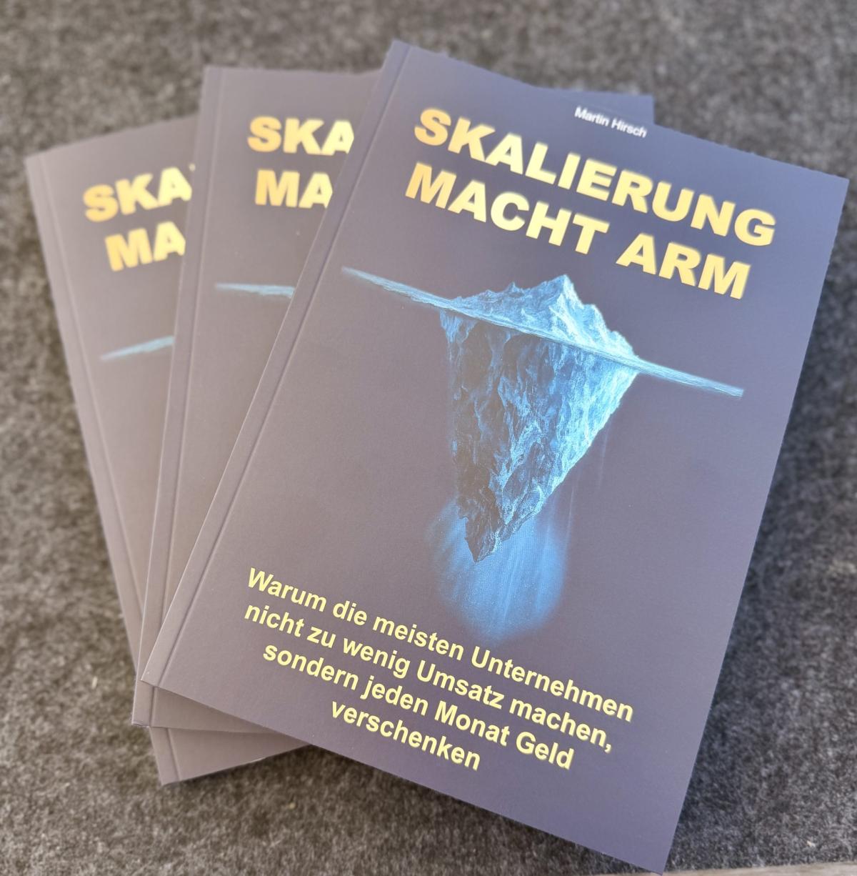 Bücher mit dem Titel 'Skalierung macht arm', die Unternehmenswachstum thematisieren.