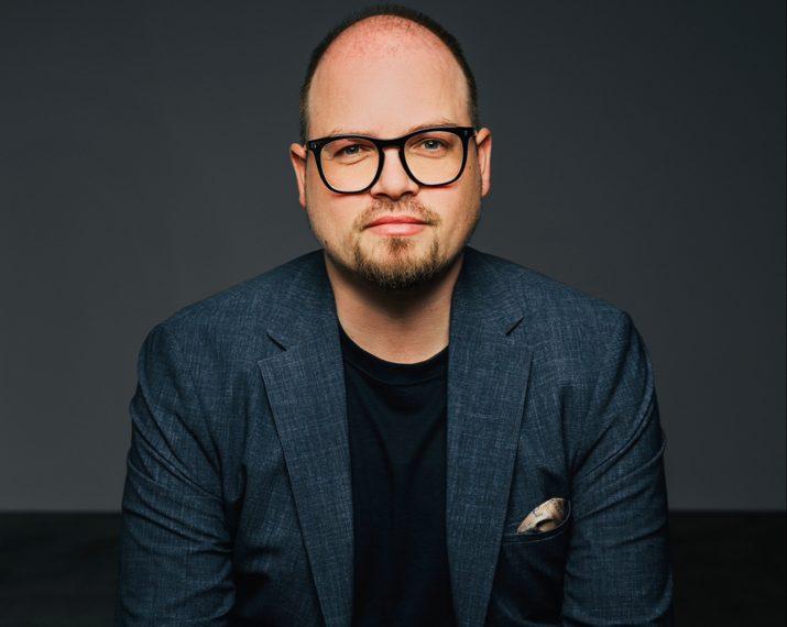 Portrait eines Beraters, der über Umsatz und Erfolg reflektiert.