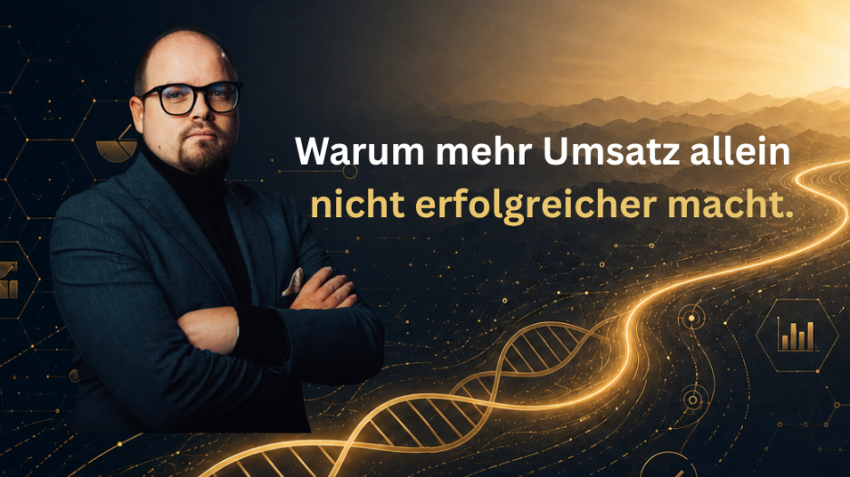 Mann erklärt, warum Umsatz nicht erfolgreicher macht, vor grafikartigem Hintergrund.