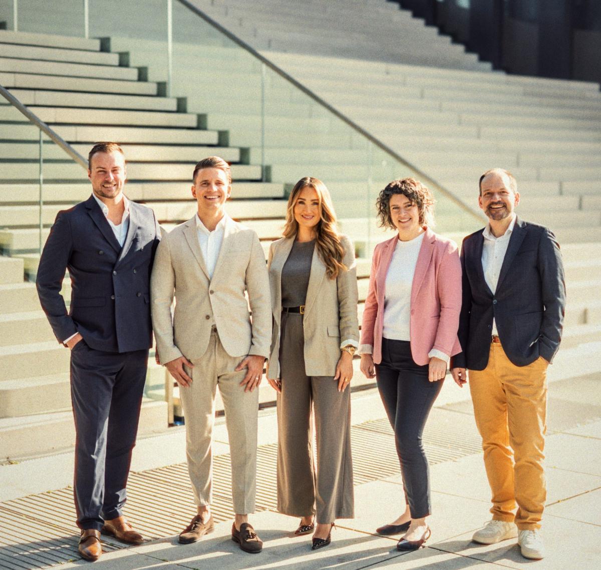 Teamfoto einer Gruppe von Personen, die Immobilien investieren ohne Eigenkapital fördern.