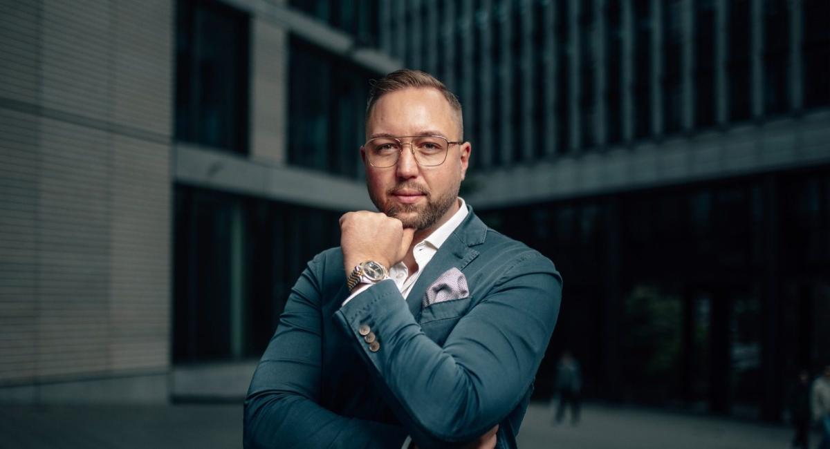 Ein erfolgreicher Investor zeigt mit seinem Blick auf Immobilien vs. ETF.