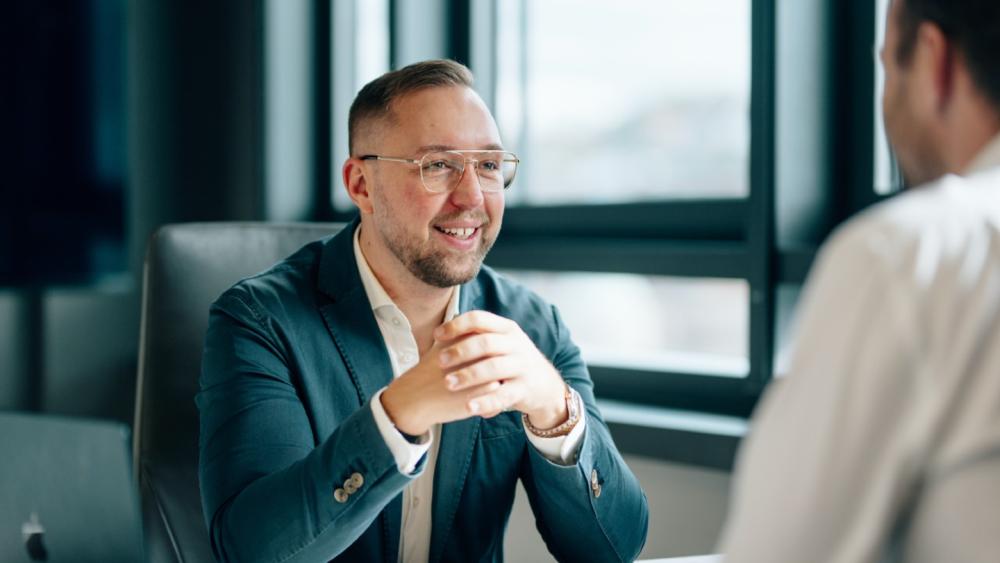 Zwei Männer im Gespräch darüber, ob Vermieter oder Investor wichtig ist.