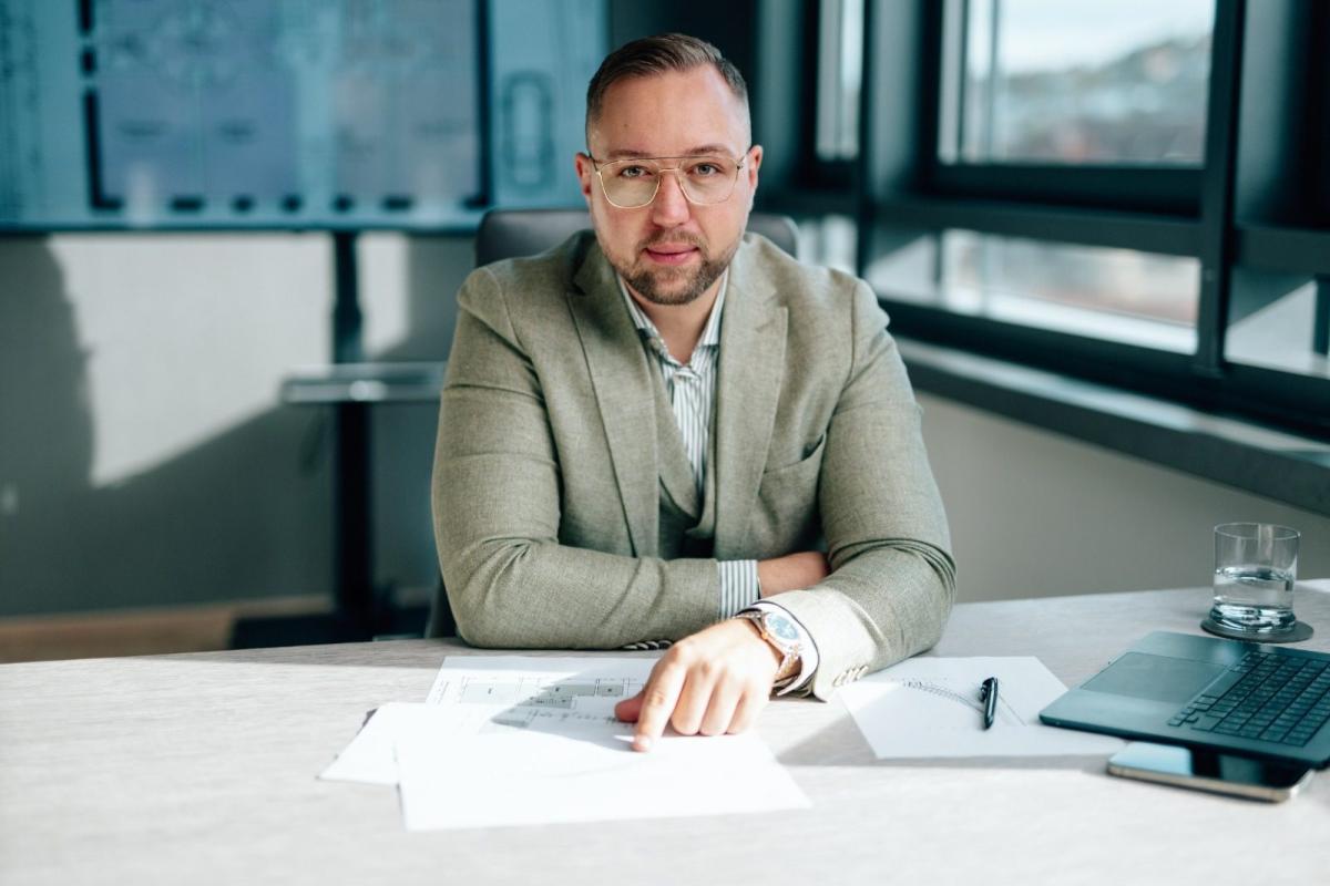 Ein Mann bei der Besprechung über den Immobilienkauf am Tisch.