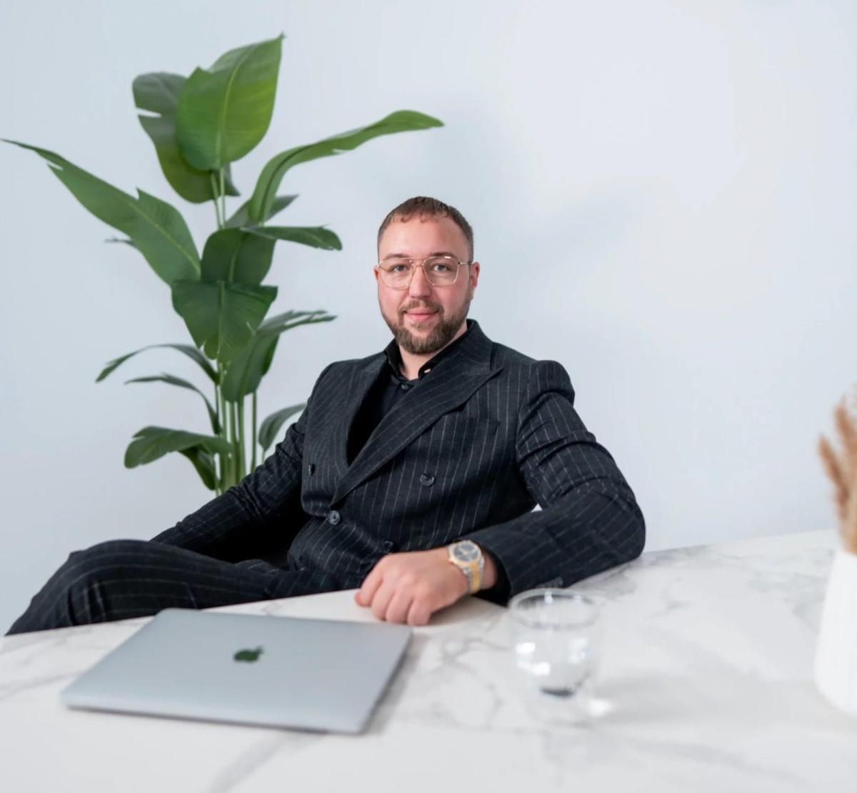 Ein Anlageberater erklärt die Immobilien Gesamtrechnung am Tisch.