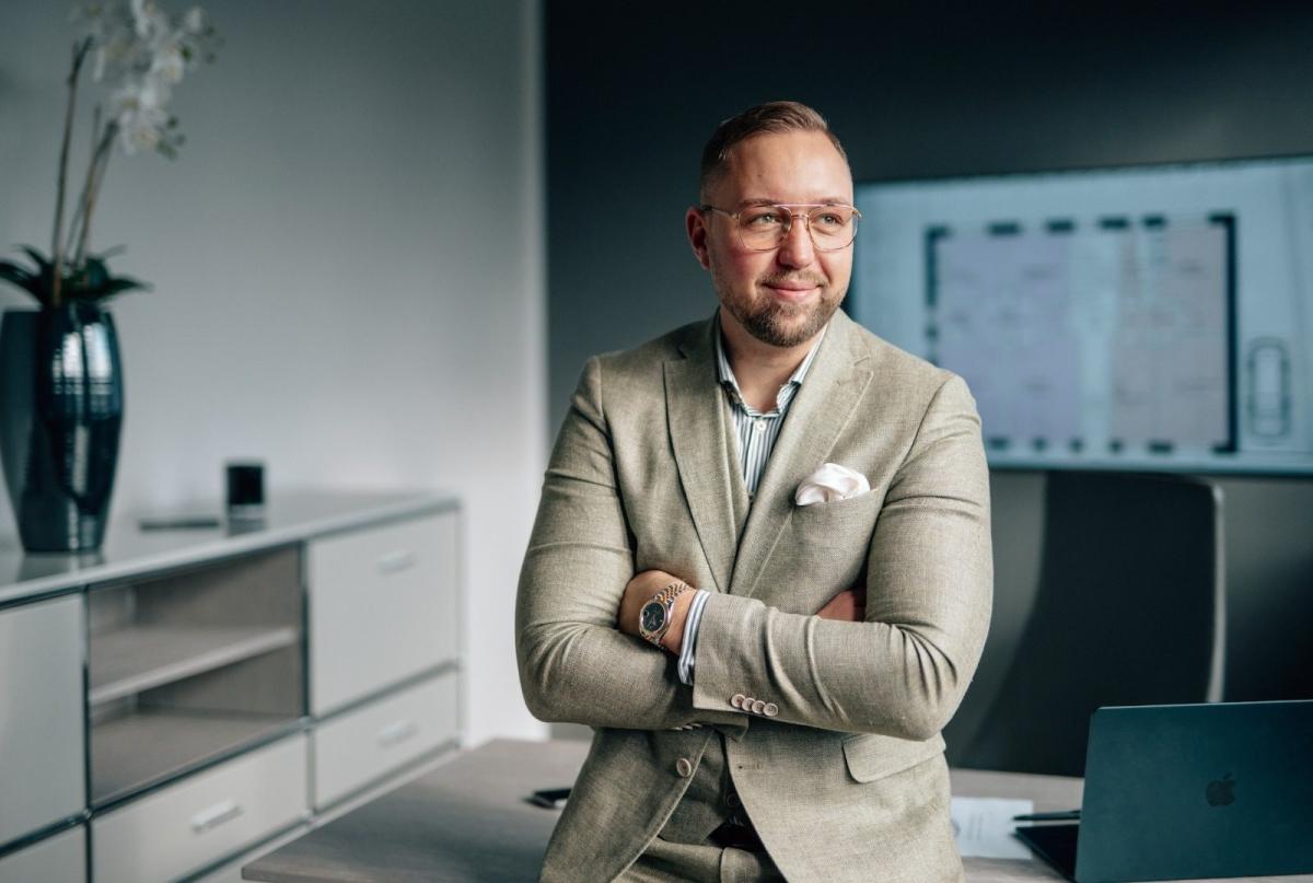 Berater im Büro, der über Immobilien investieren spricht.