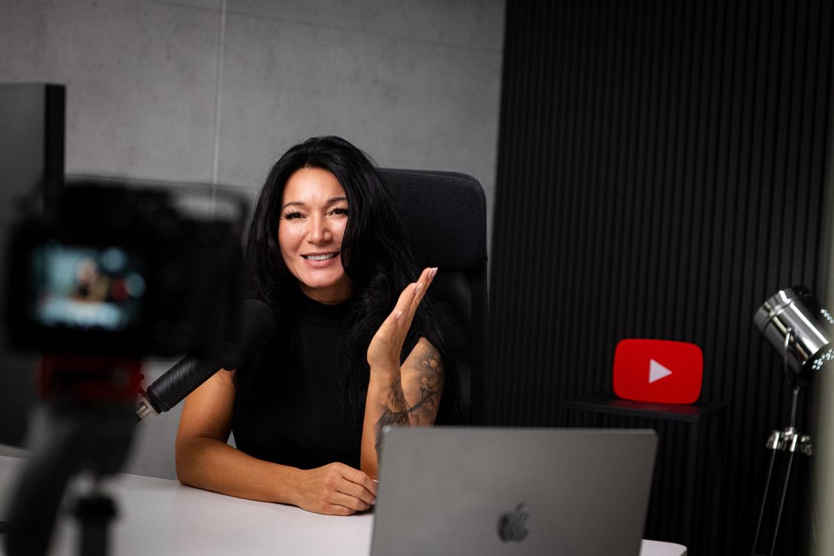 Eine professionelle YouTube-Agentur präsentiert sich während einer Videoaufnahme.
