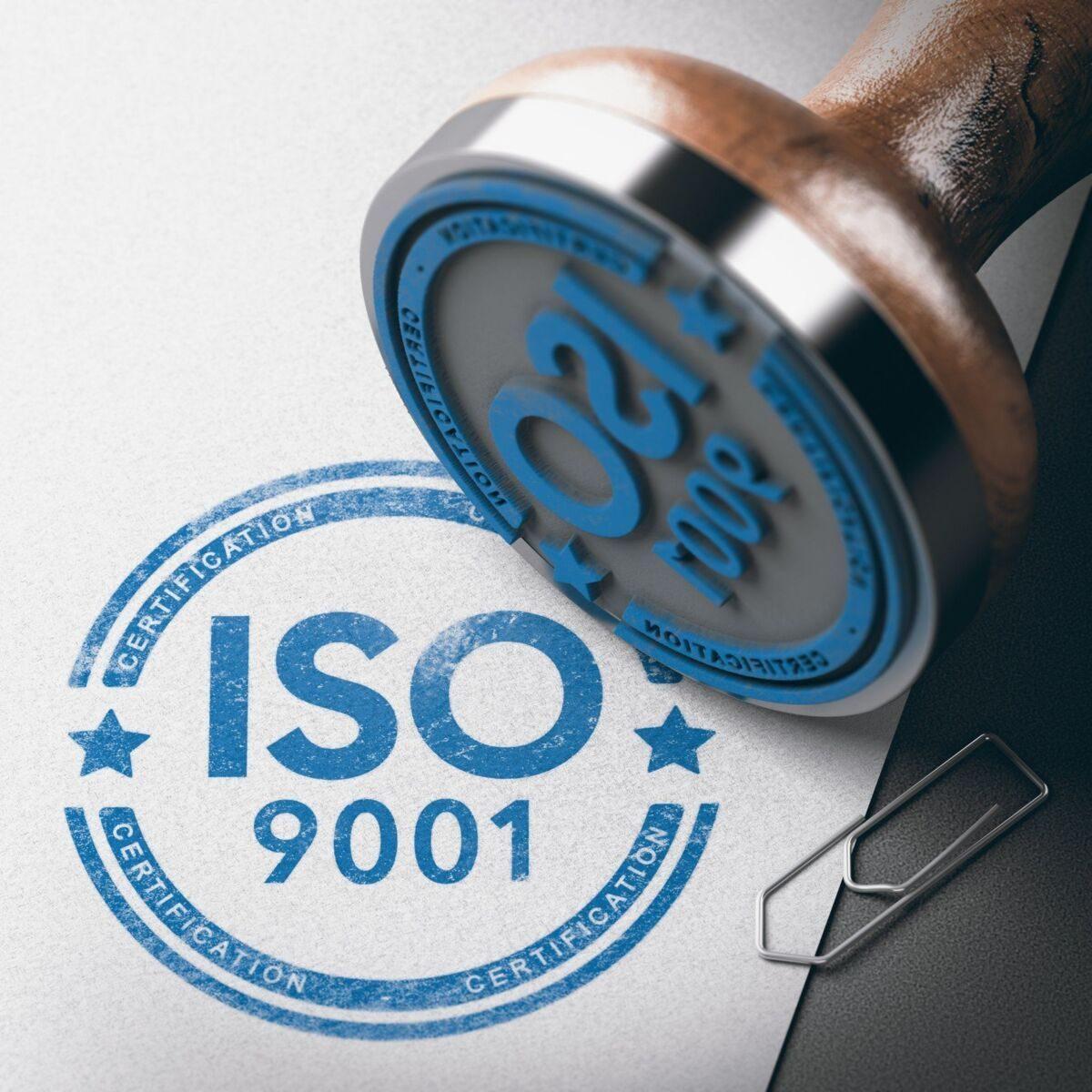 Ein ISO 9001-Zertifikatssiegel symbolisiert digitale Qualitätsstandards.