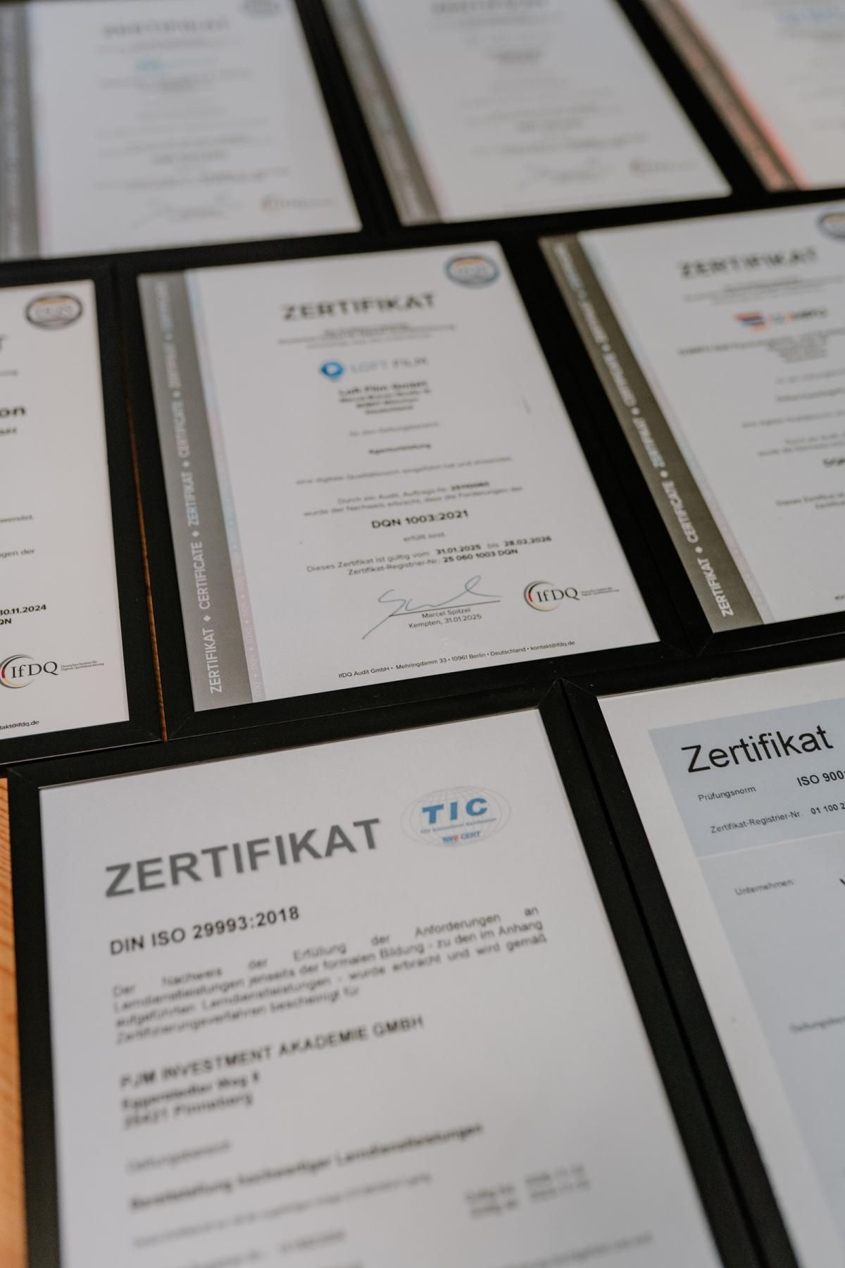 Positioniere dich als geprüfter Qualitätsanbieter mit ISO 9001 und TÜV-Siegel