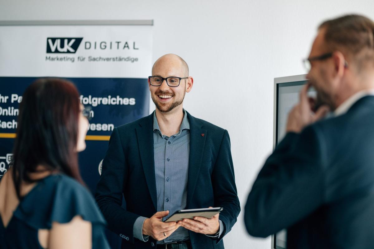 Ein professioneller Immobiliengutachter diskutiert Strategien zur Sichtbarkeit.