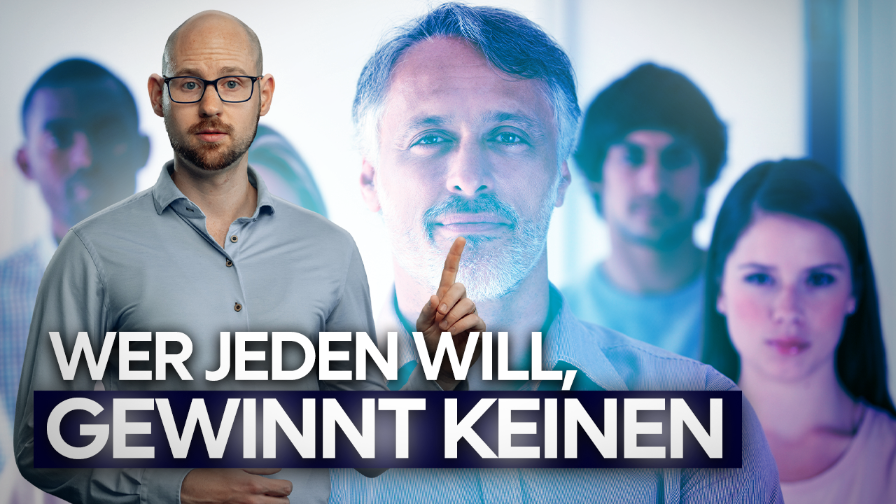 Ein Mann erklärt die Bedeutung der Zielgruppendefinition im Marketing.