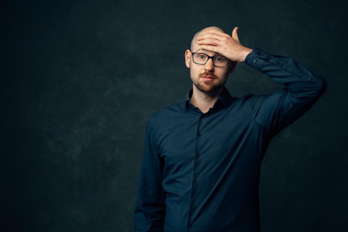 Der Mann zeigt ein nachdenkliches Gesicht, was die Sichtbarkeit im Marketing thematisiert.