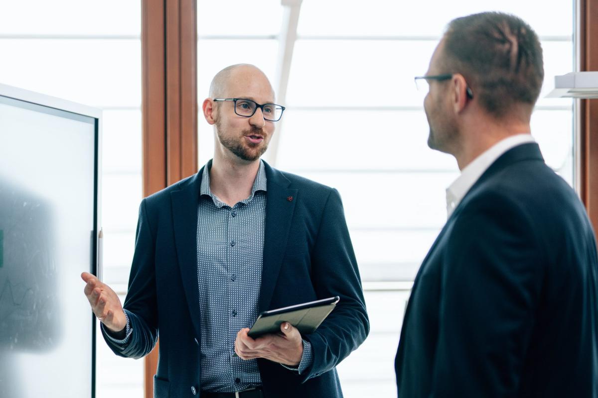 Timo Stephan zeigt einem Kunden die AIWE-Methode anhand dessen individuellen Status quo