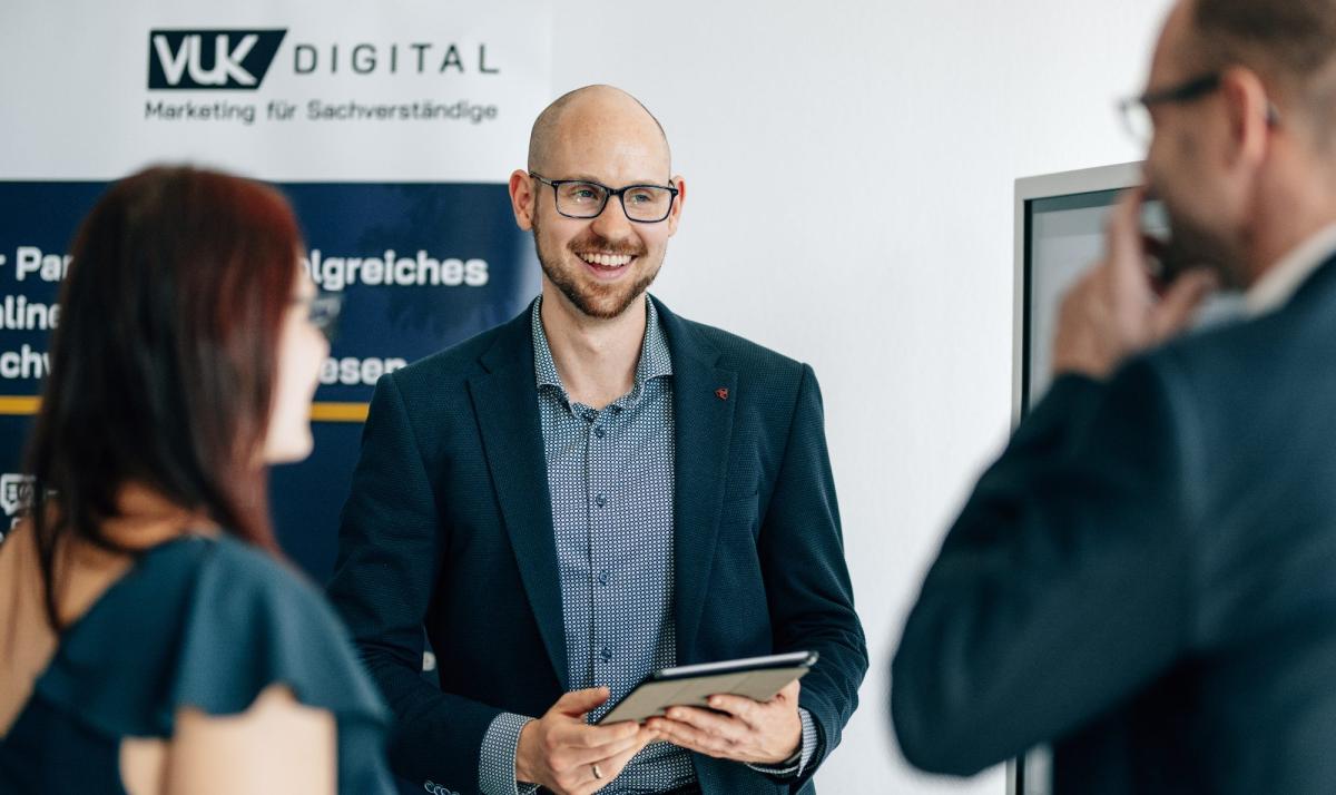 Arbeite mit deinen Kunden immer auf Augenhöhe, so baut sich Vertrauen auf und du gewinnst sie für dich