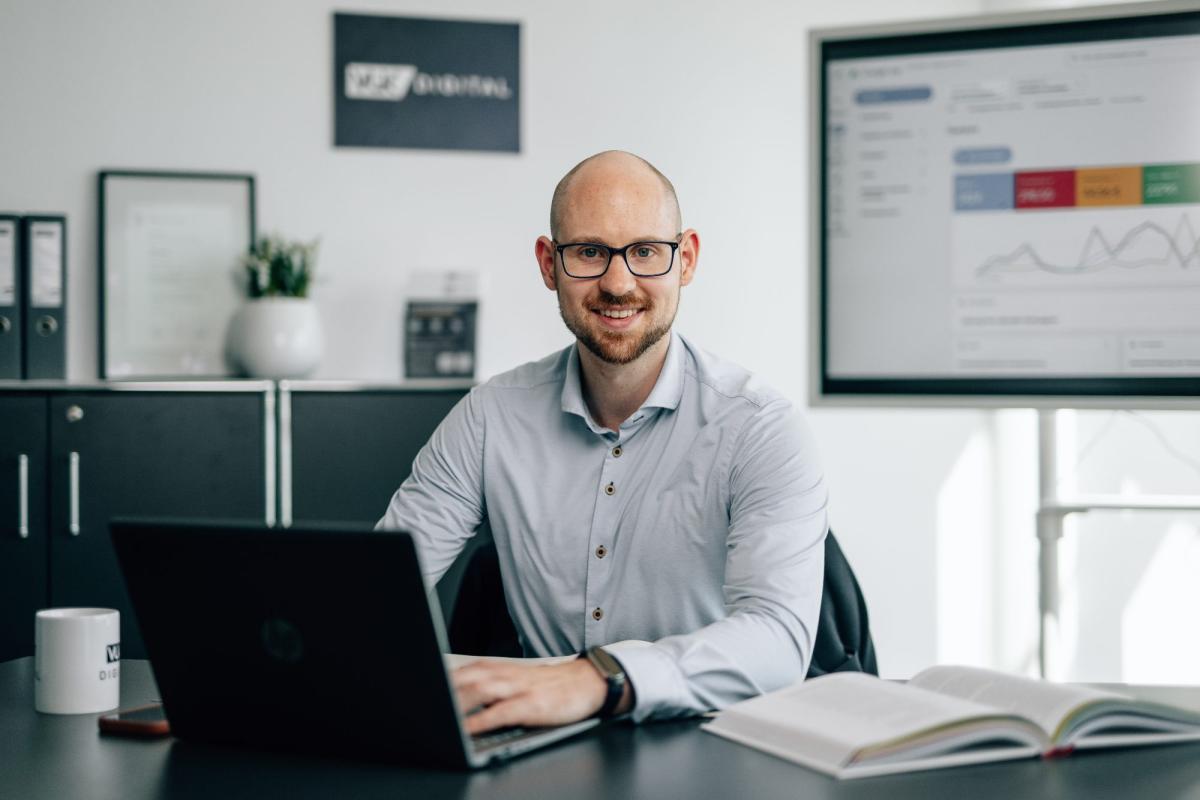 Sachverständiger im Büro mit Laptop zur Preisgestaltung seiner Honorare.