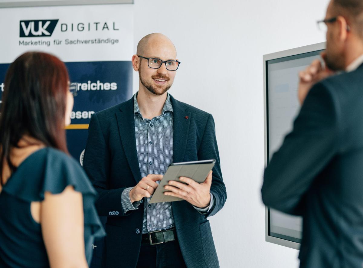 Diskussion über Preise für Gutachten zwischen Sachverständigen und Marketingexperten.