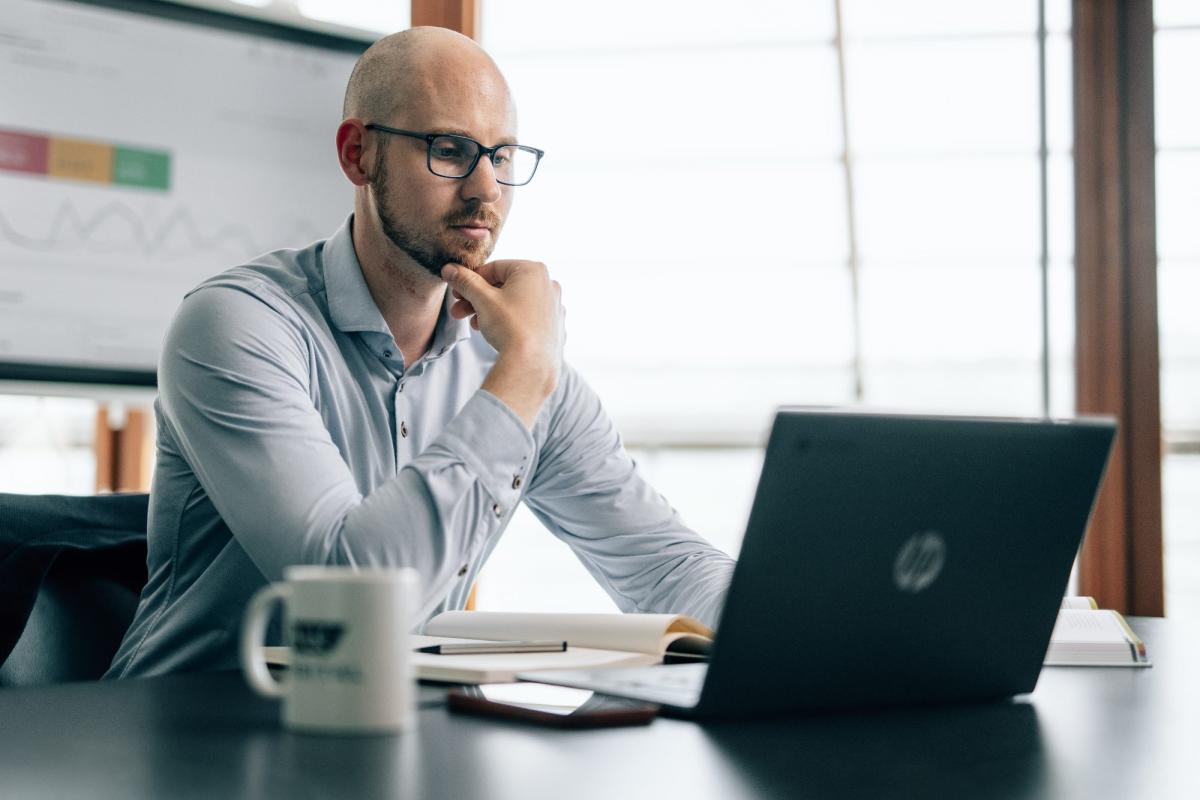 Sachverständiger arbeitet am Computer, um seine Auftragslage berechenbar zu machen.