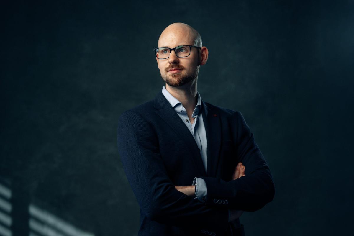 Professioneller Immobilien-Sachverständiger, der Kunden anzieht.