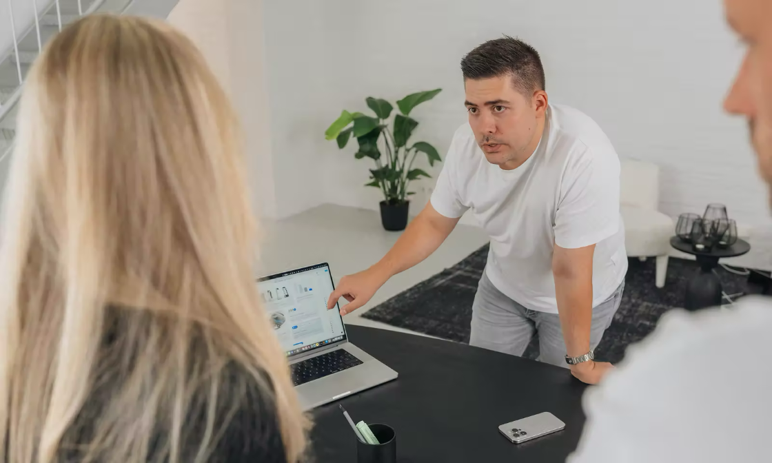 Die Webflow Agentur von Flo Steinle entwickelt Websites mit Fokus auf durchdachter Struktur, pixelperfektem Design und hoher Conversion.