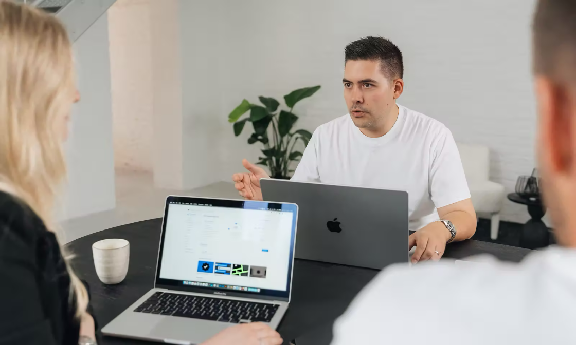 Die Webflow Agentur von Flo Steinle realisiert Websites für alle Branchen. Egal ob SaaS, Startups, Mittelständler, Versicherugnen, Dienstleister, Exüerten und mehr.