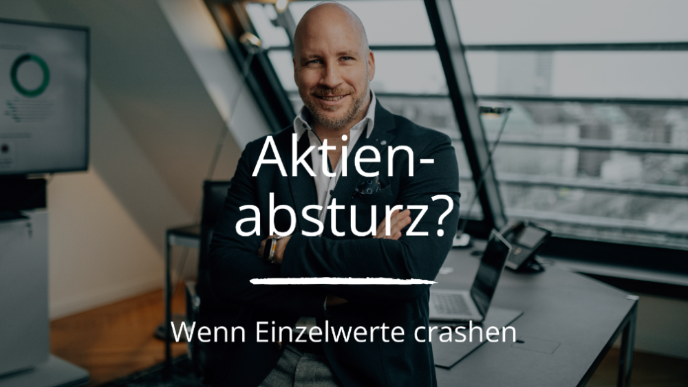 Experte diskutiert über Aktienabsturz in modernem Büro.