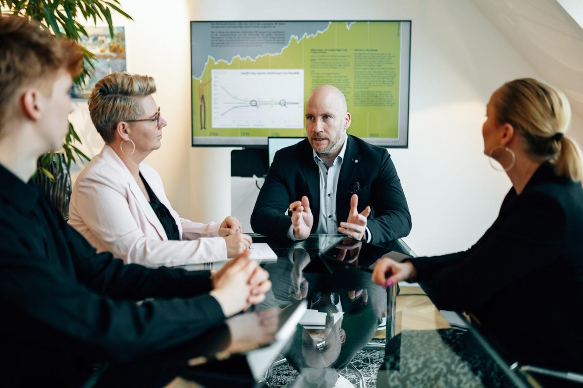 Team bespricht Fehler beim Investieren über Neobroker anhand einer Grafik.